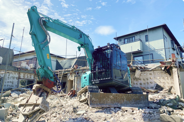 解体現場で作業する油圧ショベル