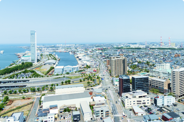 新潟市の海岸沿いの街並みの航空写真